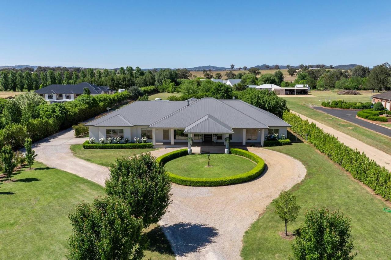 Putta Bucca Manor - Poised Poolside Country Living - Bed and Breakfast Mudgee