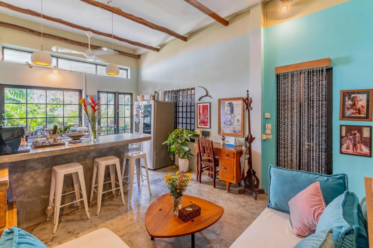 Sarai Room a Cozy Urban Hideaway with Green Balcony - Chambres d'hôtes Phnom Penh