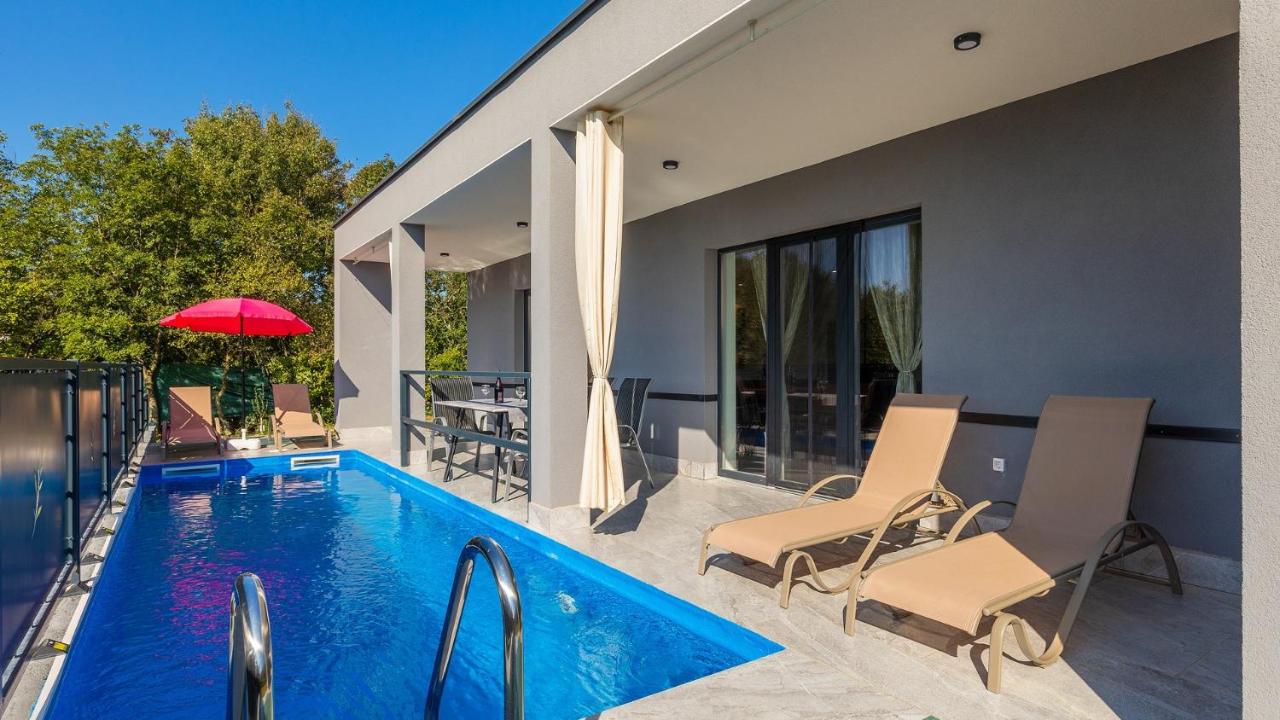 Beautiful Villa Rhapsody with pool in Buzet - B&B Buzet