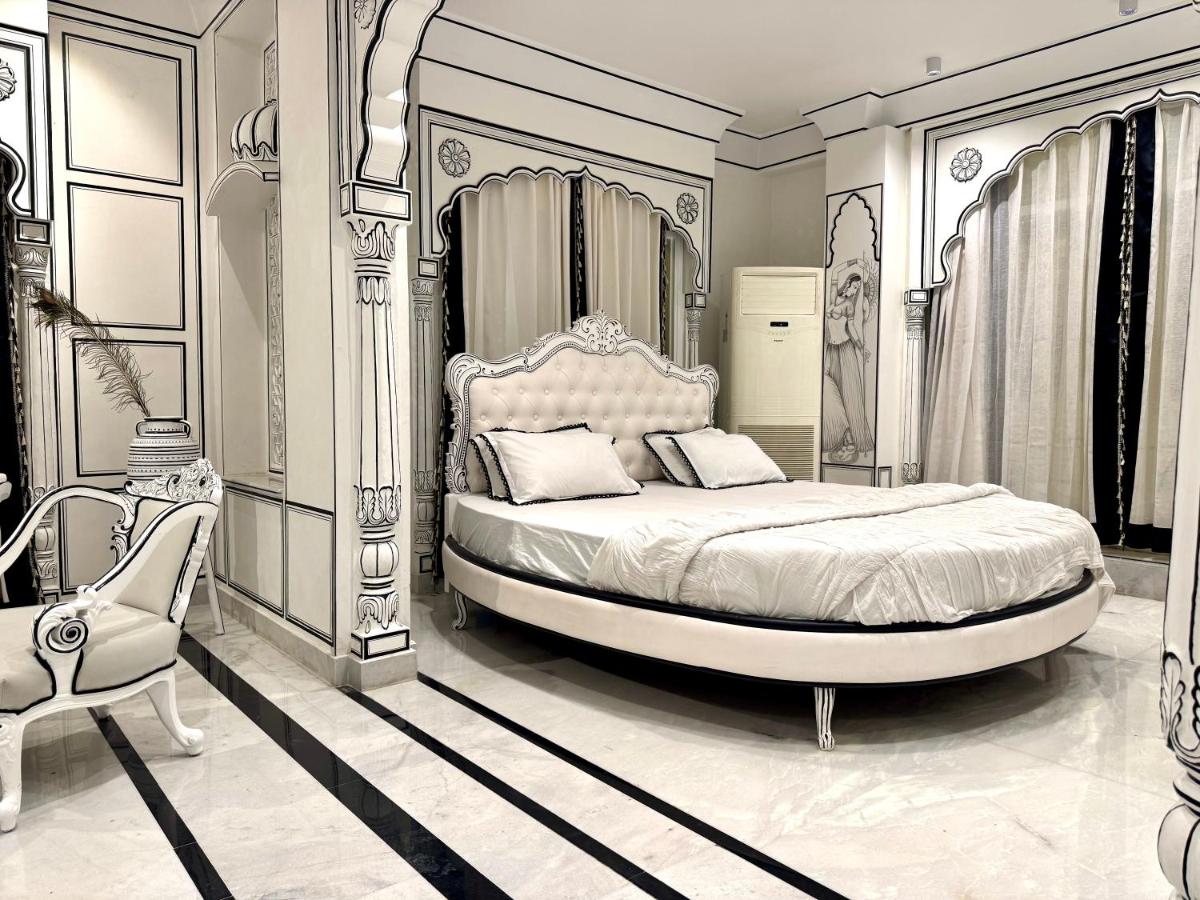 Queen Suite with Spa Bath