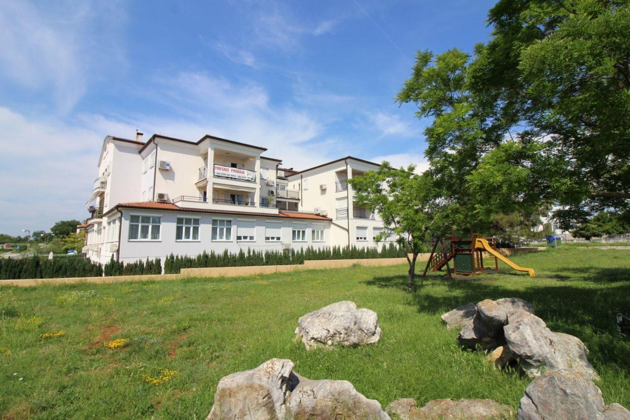 Idyllisches Apartment mit Kinderspielplatz vor dem Haus und nur 700 Meter zum Strand - B&B Poreč