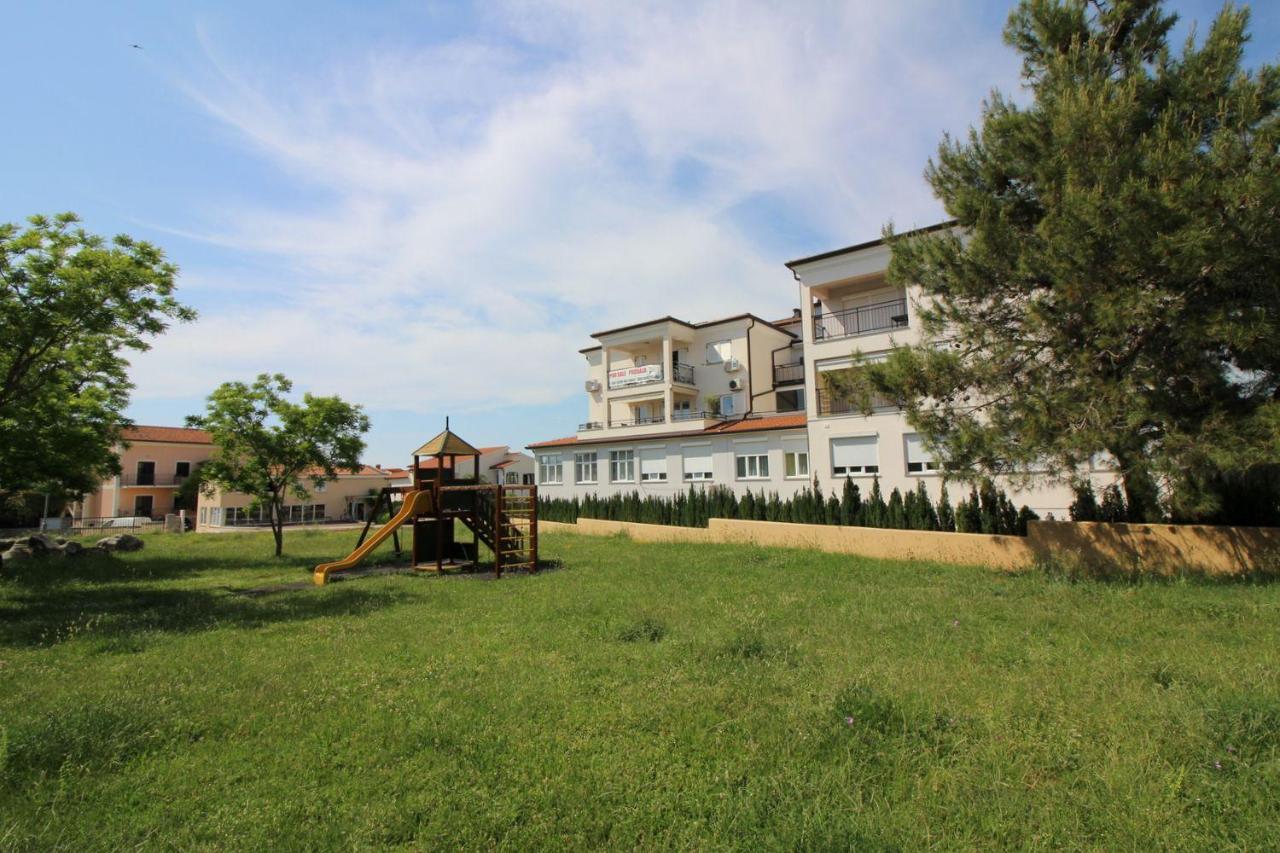 Idyllisches Apartment mit Kinderspielplatz vor dem Haus und nur 700 Meter zum Strand - B&B Poreč