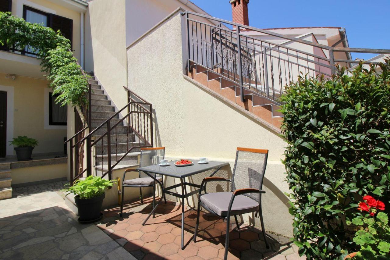 Lichtdurchflutetes Apartment nur 400 Meter zum Strand mit Meerblick, WiFi, Klimaanlage - Ferienwohnung Poreč