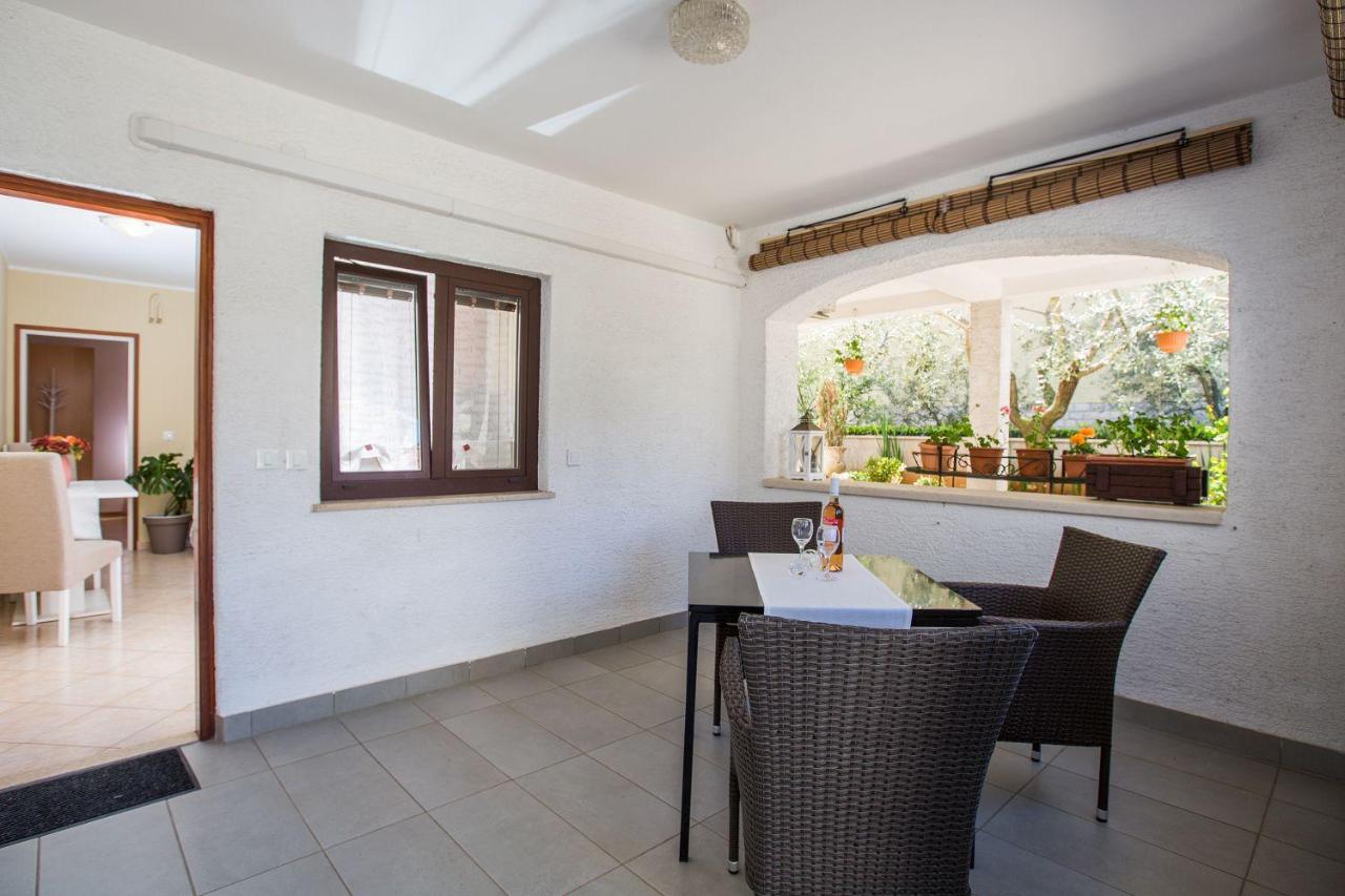 Lauschiges Apartment nur 400 Meter zum Strand mit Parkplatz, Waschmaschine, Garten - B&B Poreč