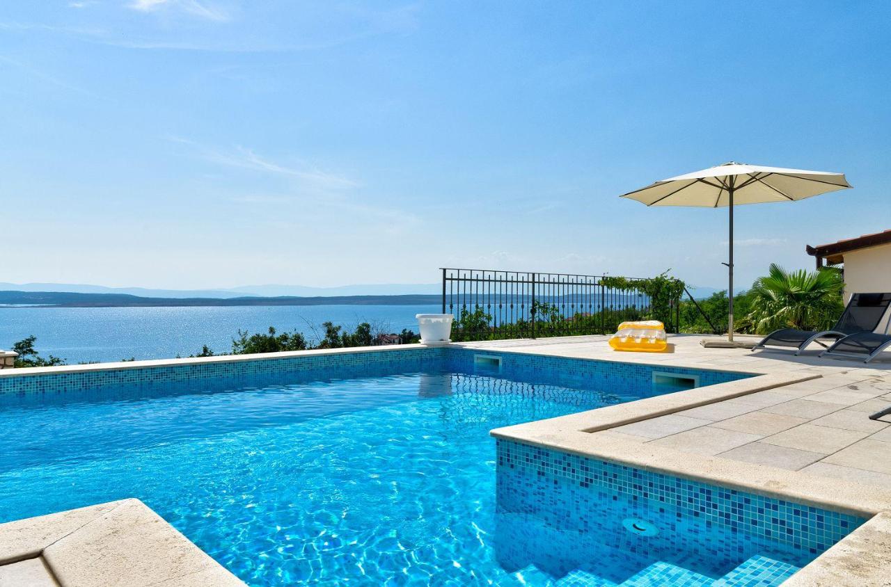 Lichtdurchflutetes Apartment nur 600 Meter zum Sandstrand mit Pool, Gym, Meerblick - Ferienwohnung Crikvenica