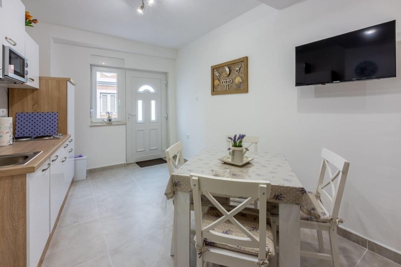 Zentrales Apartment nur 250 Meter zum Strand mit Privatparkplatz - Chambres d'hôtes Crikvenica