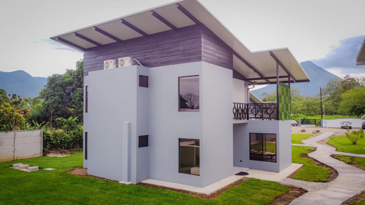 Villa Sundrop Villa for 8 with Volcano Views & Family Comfort - Chambres d'hôtes La Fortuna
