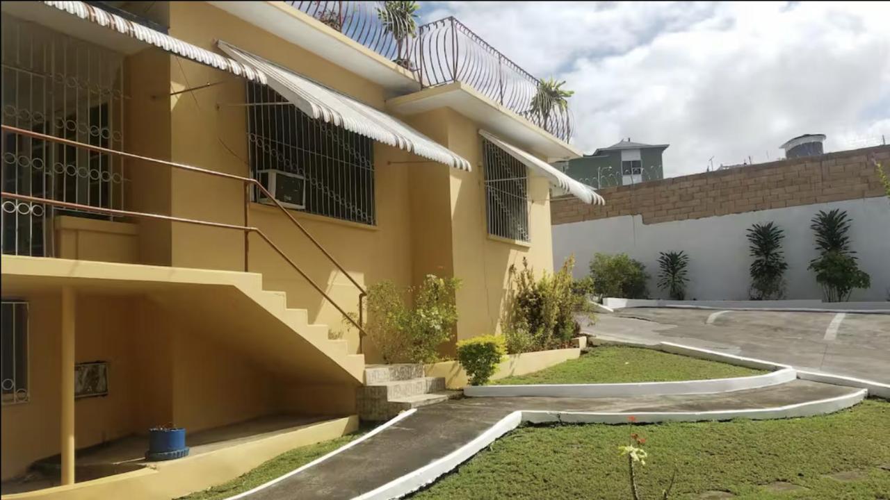 MoJala's Private Guest Room #10 - B&B Montego Bay