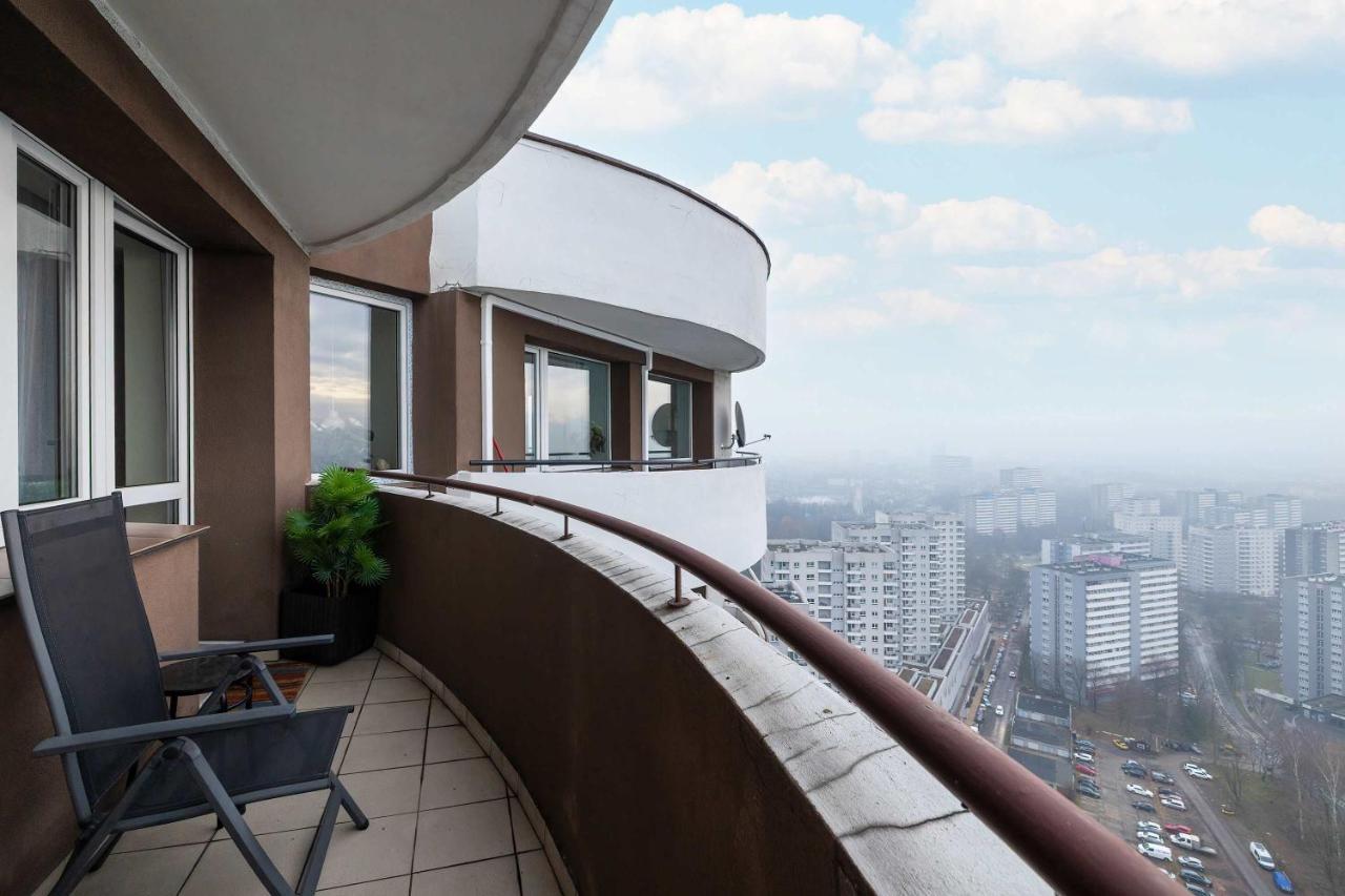 Stylish Air Conditioned Apartment with Balcony and City View by Noclegi Renters - Chambres d'hôtes Katowice