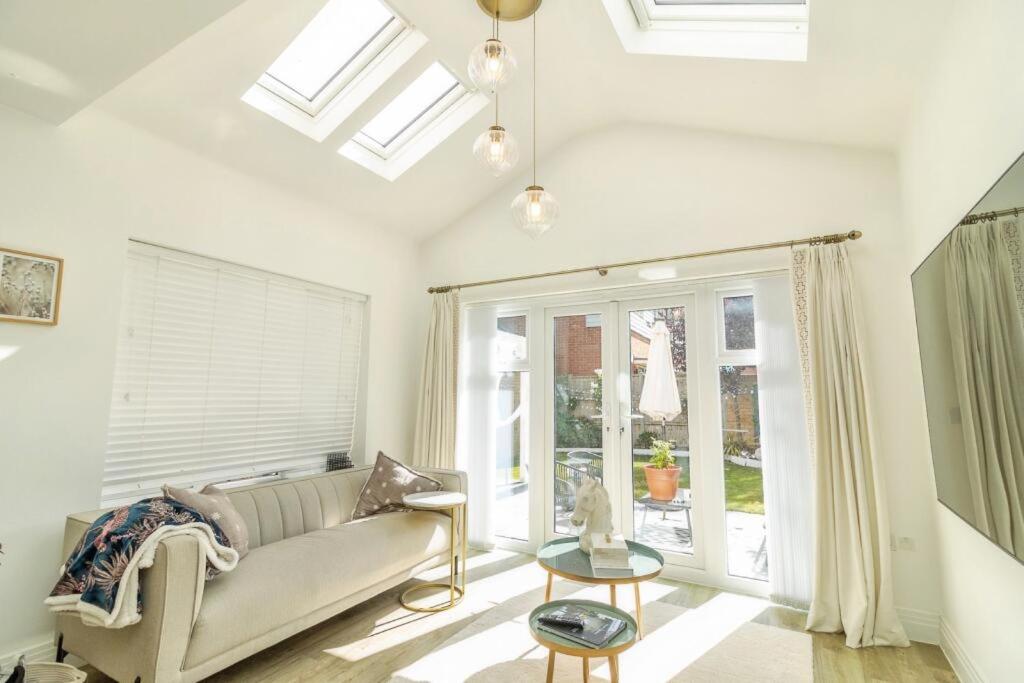 5 Bedroom Detached House Milton Keynes, Open Plan, 2500 Sq ft, Contractors, Family Stays - B&B Milton Keynes