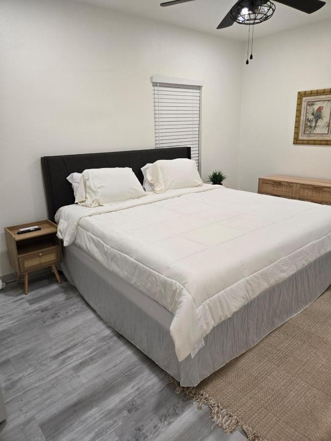Modern B&W Coastal Retreat 2BR 2BA and Laundry - B&B Galveston