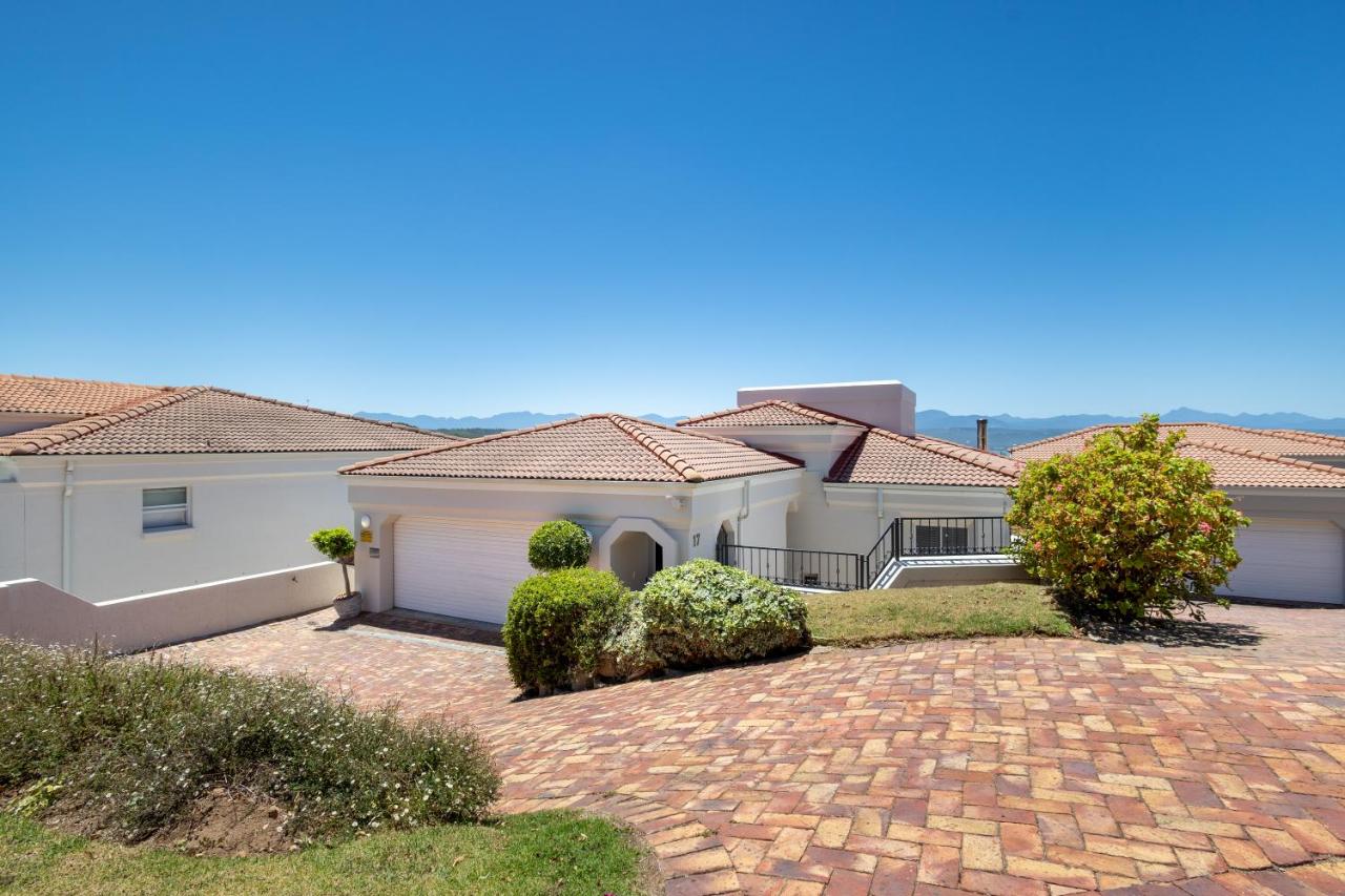 Holiday Villa with stunning views near beach. - Chambres d’hôtes Plettenberg Bay