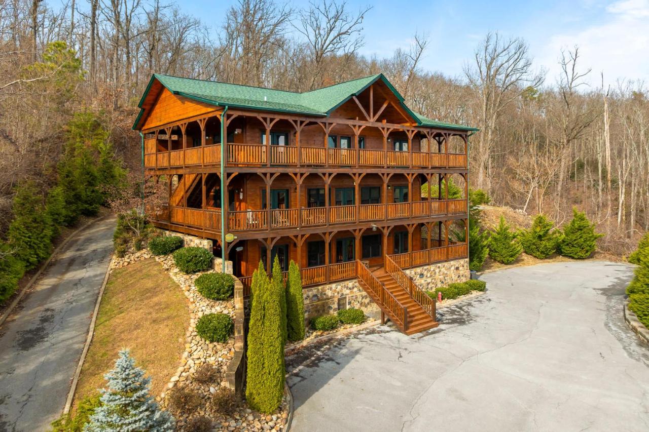 Epic 9BR Mansion Sleeps 26 HotTub & Game Room - B&B Gatlinburg