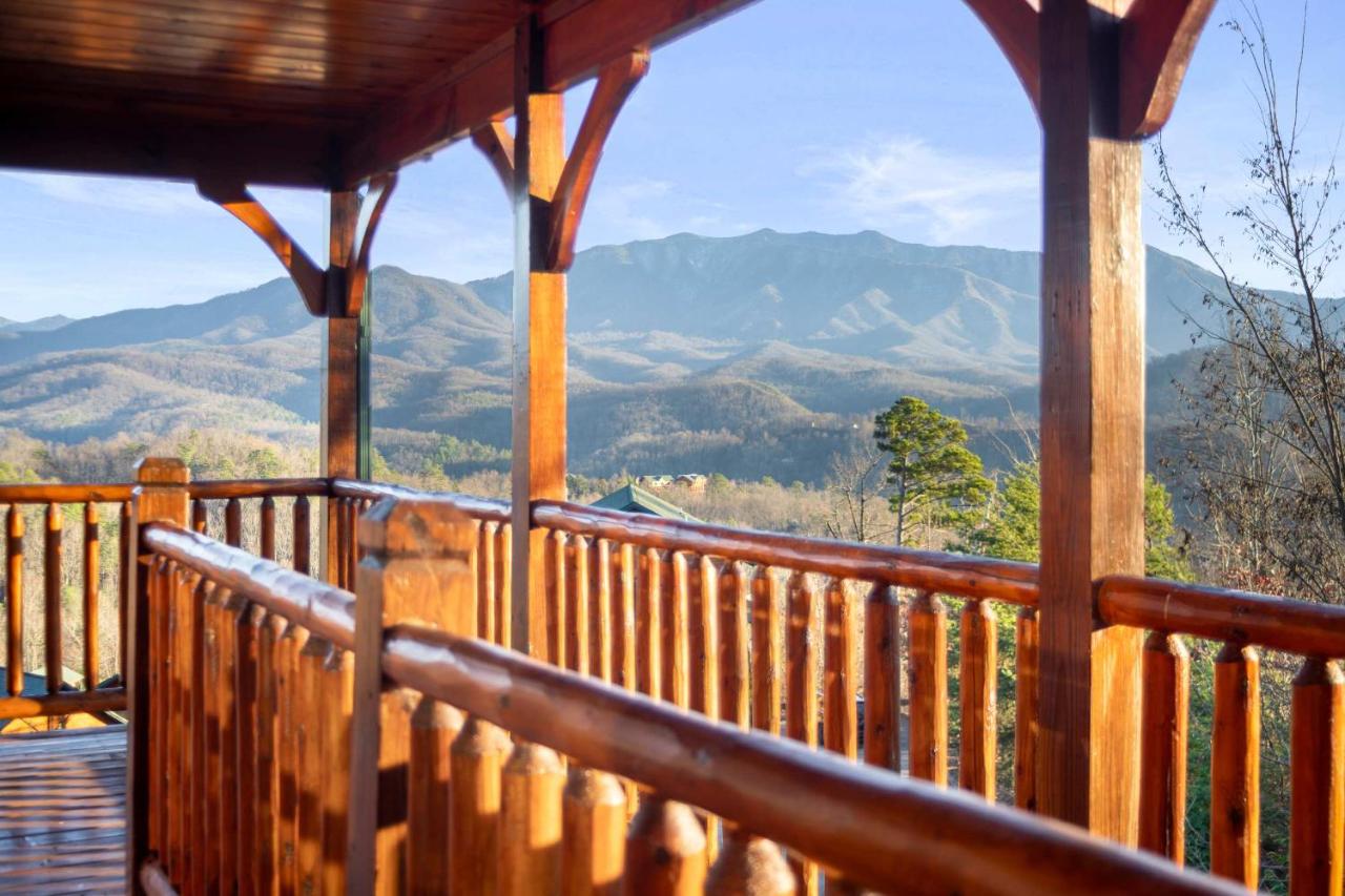 Epic 9BR Mansion Sleeps 26 HotTub & Game Room - B&B Gatlinburg