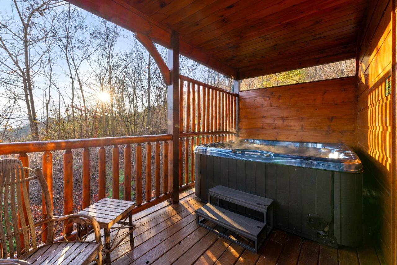 Epic 9BR Mansion Sleeps 26 HotTub & Game Room - B&B Gatlinburg