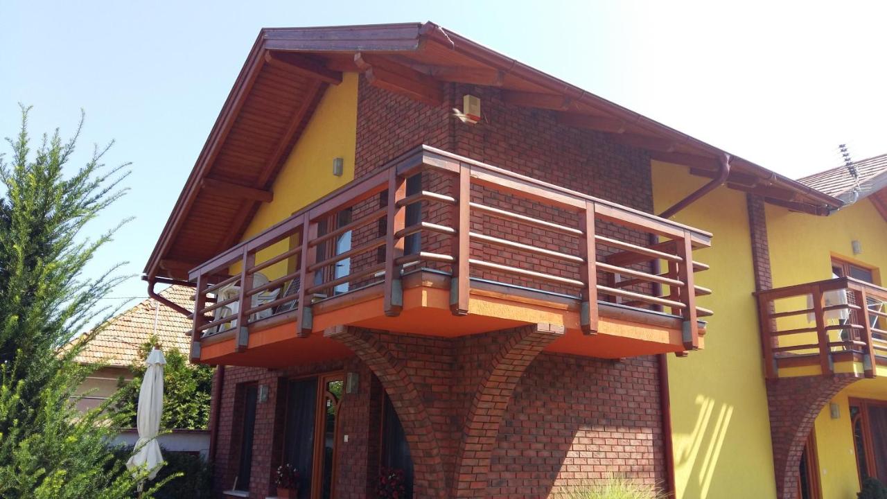 Rozmaring Apartment with Balcony