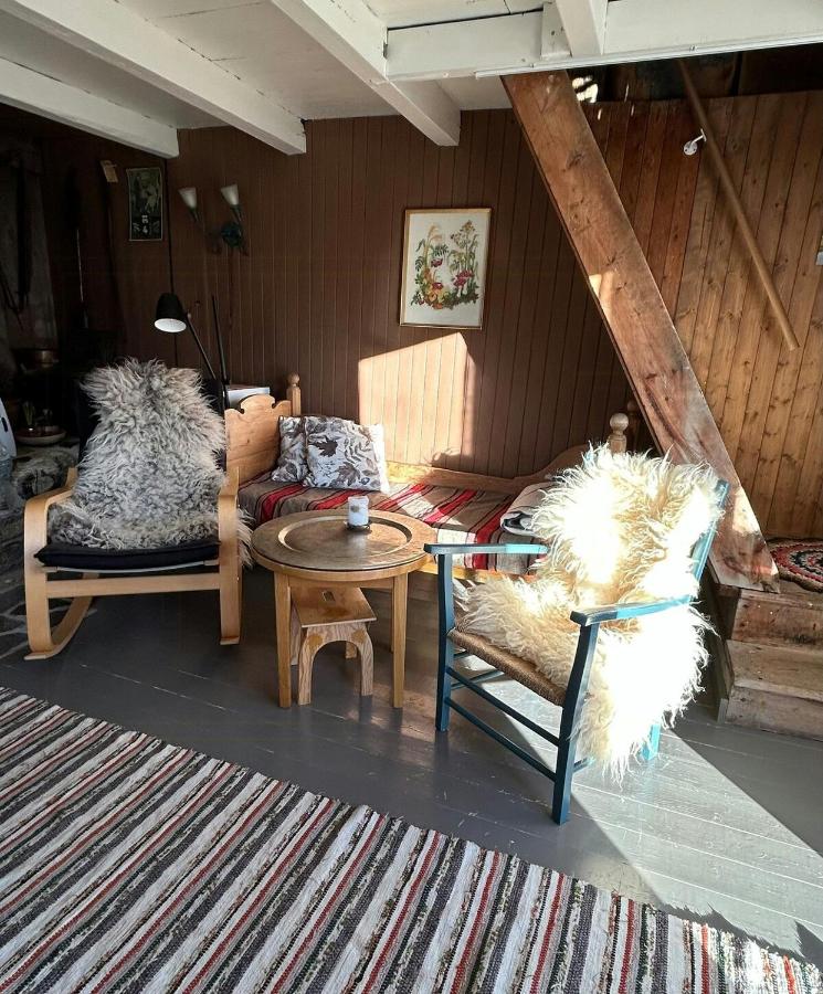 Historic Farmhouse In Scenic Isfjorden - Chambres d'hôtes Isfjorden