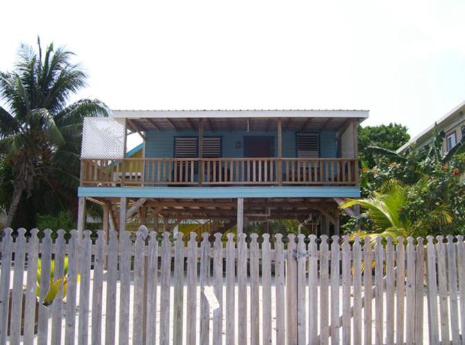 B&B Caye Caulker - Carolyn's Other House- Gold Standard Certified - Bed and Breakfast Caye Caulker