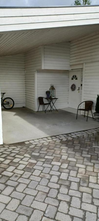 Rom med to senger og parkering - B&B Tromsø