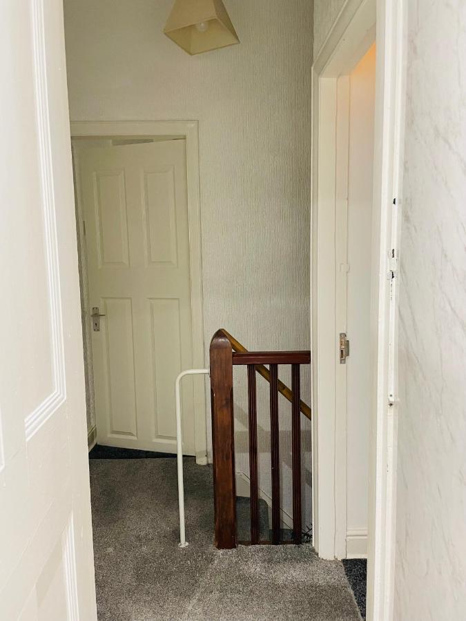 Spacious Homestay with 2 Large Rooms, Fully-equipped Kitchen & Outdoor Space - Ferienwohnung Bolton