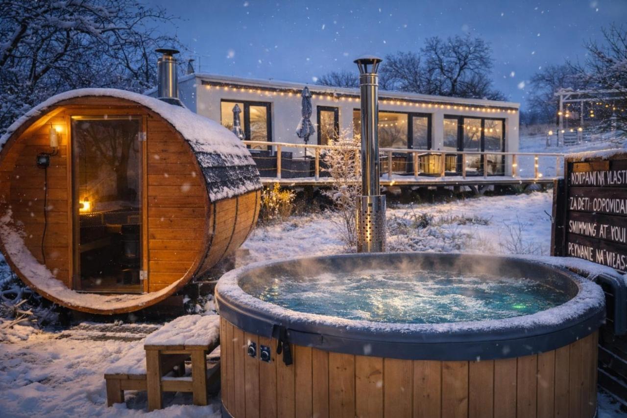 Ranch 66 - Wellness Tiny House Black Swallow ve stylu Route 66 se saunou, koupacím sudem a bazénem - Ferienwohnung Tršice