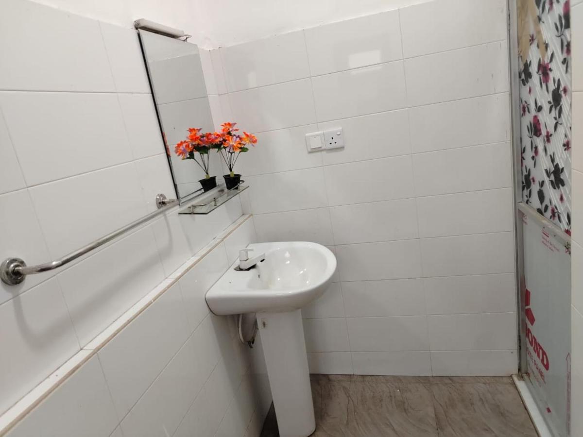 Leaf Home Stay - B&B Katunayaka