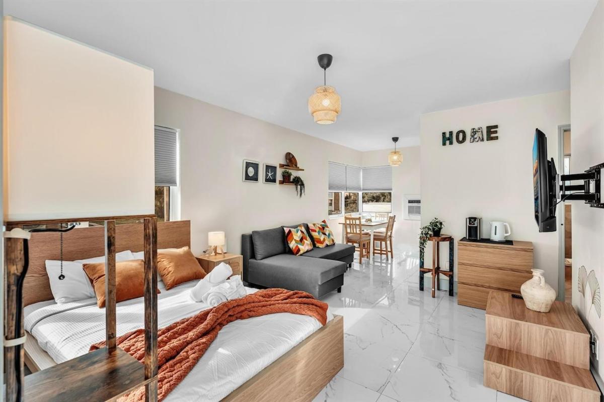 Santorini Blu Boutique Beach Studio Steps to Ocean - Bed and Breakfast Hollywood