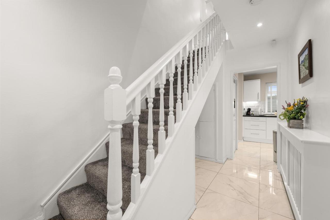 Near Airport & Tram•Fast City Access•Free Parking - B&B Wythenshawe