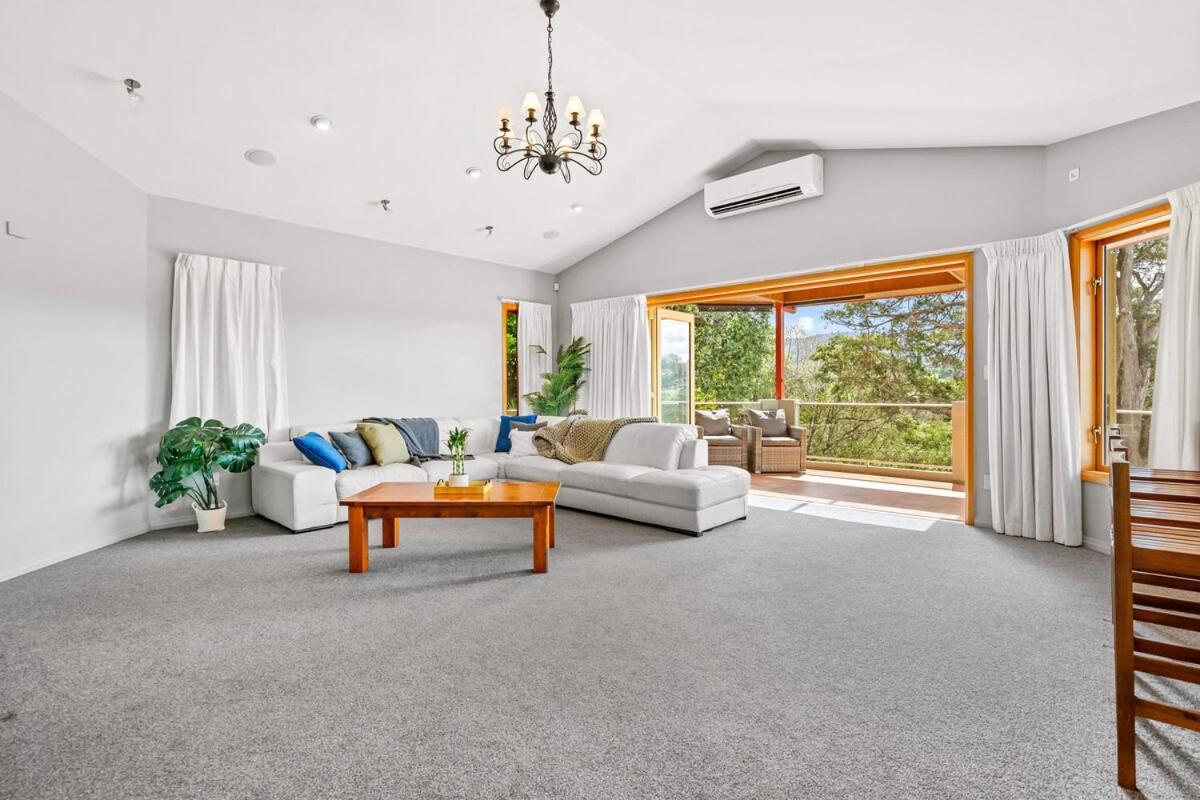 Spacious retreat with views, hot tub, games room! - Chambres d'hôtes Whangarei