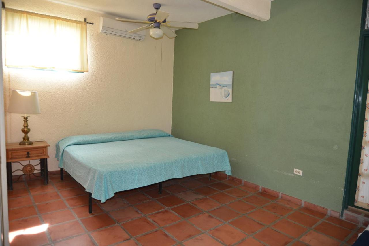 Habitación con cama extragrande y cocina 202