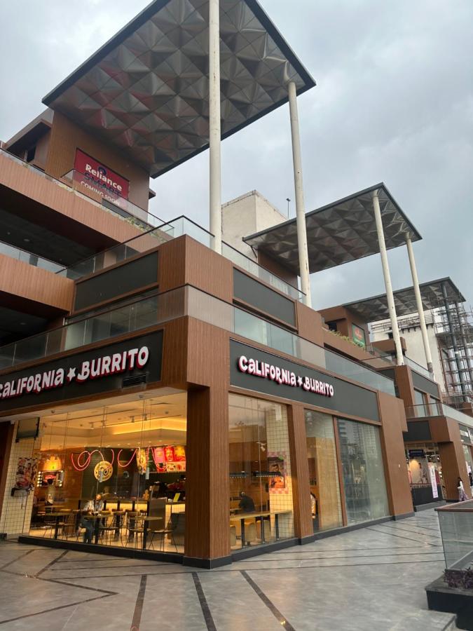 Luxury 5star Flat, Urgent Check-in Available! - Chambres d’hôtes Greater Noida