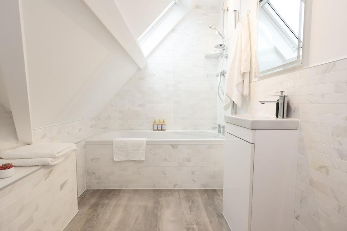 Newly Built Modern& Central Apartment-Free Parking - B&B Cardiff
