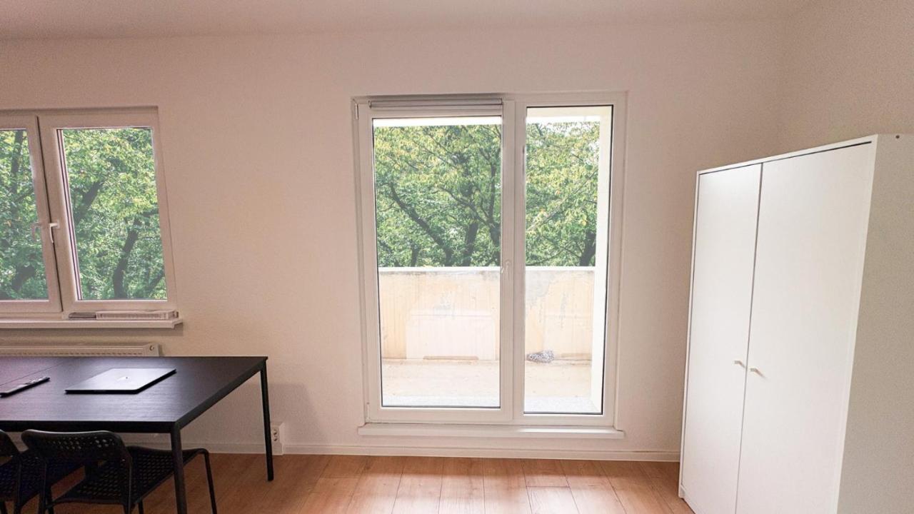 Neue Monteurwohnungen mit Küche, Wifi, Parkplätze, TV, Balkon, Supermarkt in der Nähe - Chambres d'hôtes Halle