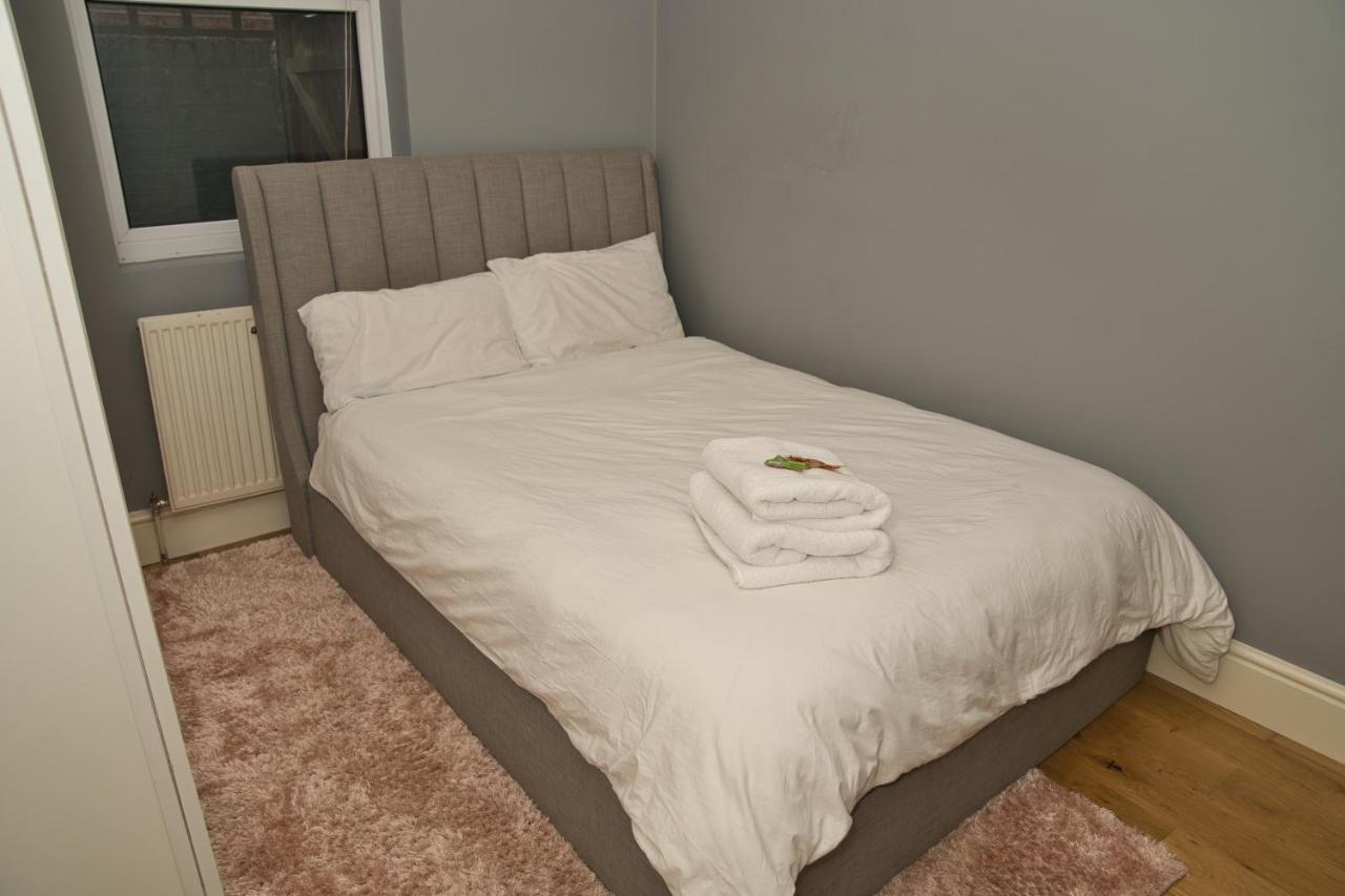 Luxury House in Ealing, Free Parking, Fast WiFi with Garden - Bed and Breakfast Ealing