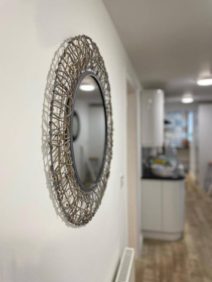 2 Bedroom Basement Apartment in Georgian Townhouse - Bed and Breakfast Ryde