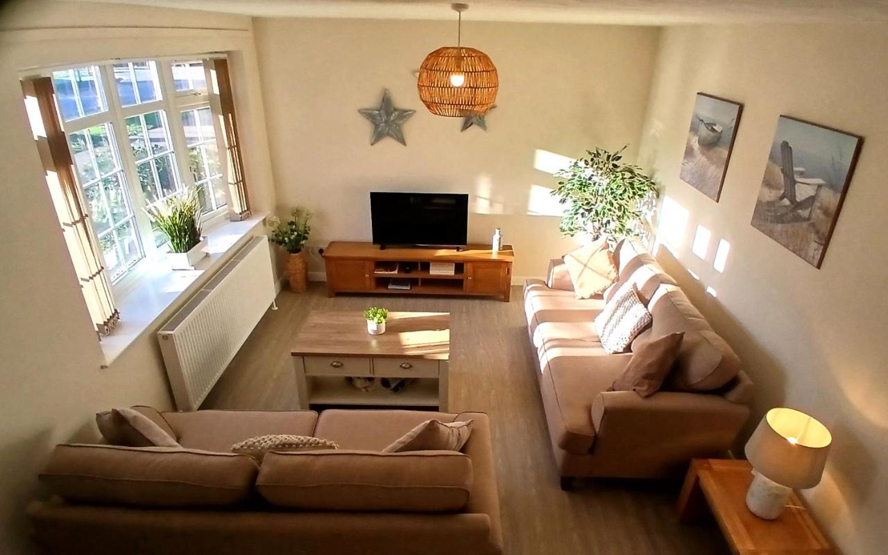 Seashells - steps to the seafront with parking space & garden - B&B Skegness