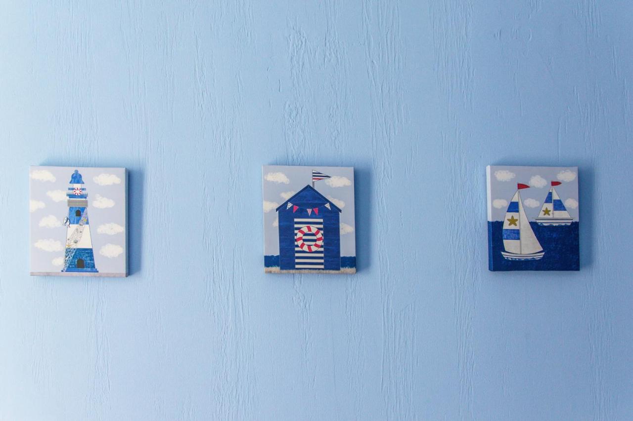 Single Room - Red & Blue 