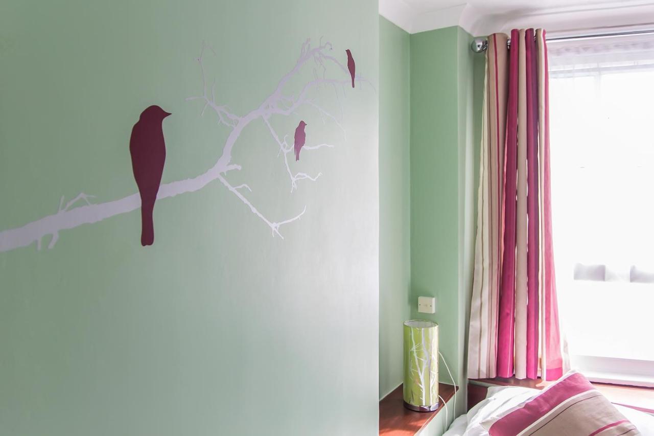 Single Room - Green & Claret