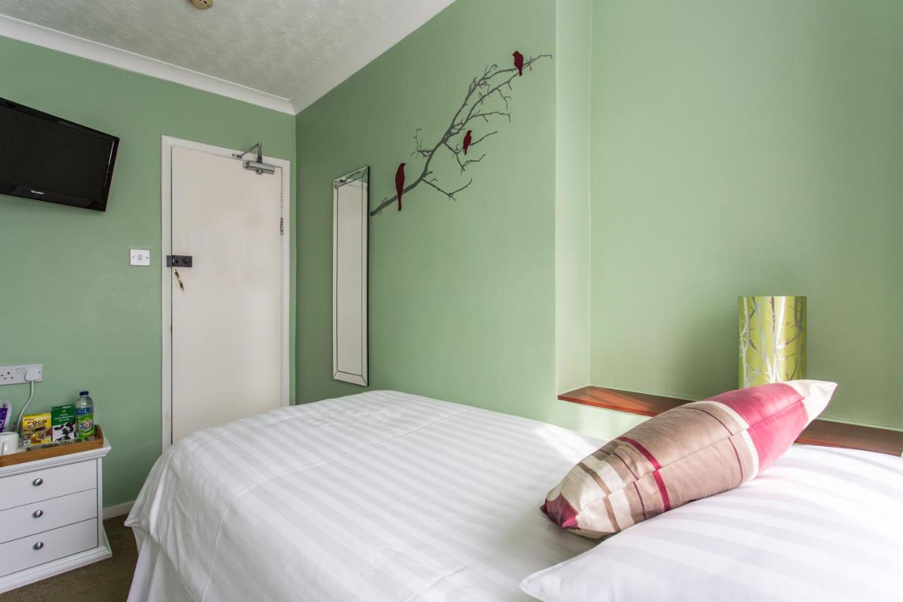 Single Room - Green & Claret