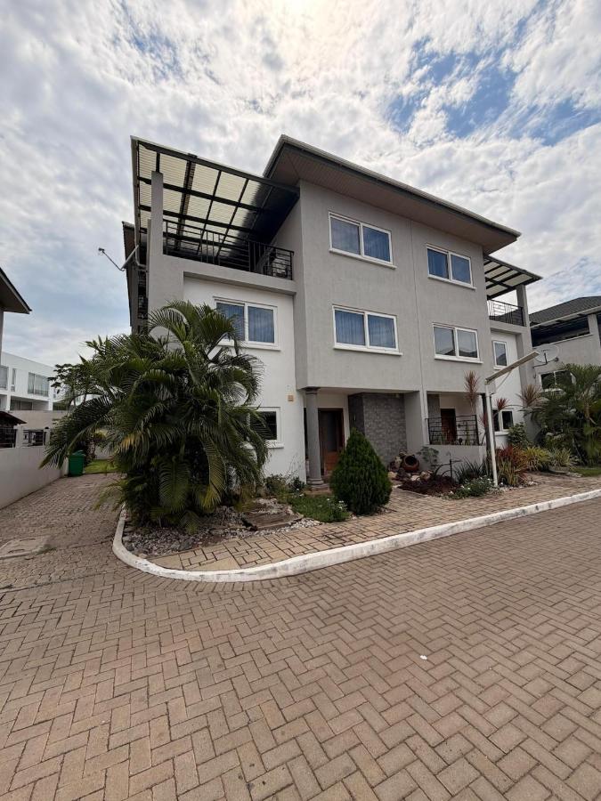 4BR Town House Cantonments, Pool, Private Garden - Ferienwohnung Accra