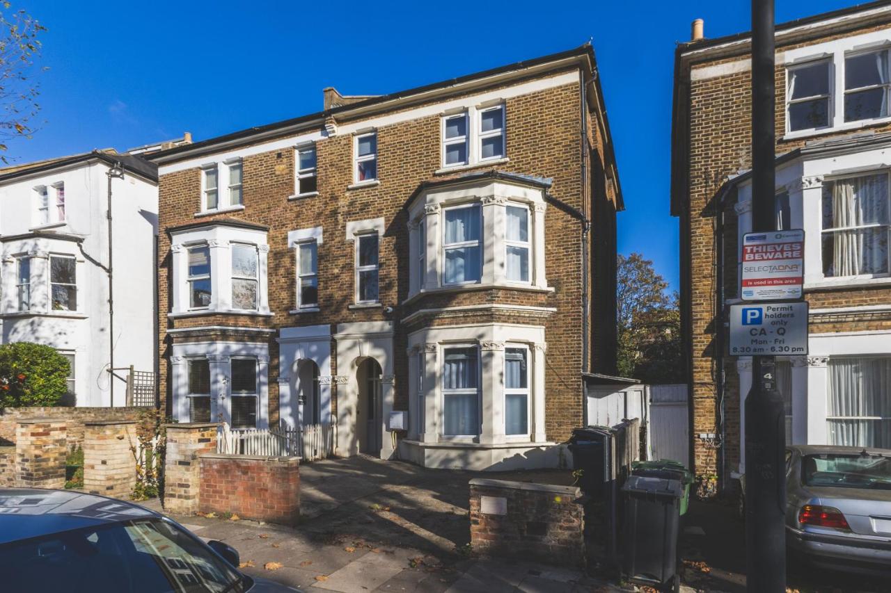 Amazing serviced accommodations for Corporate Contractors and Leisure clients Located at a walking distance from three majors Underground and Overground stations - Chambres d'hôtes Londres