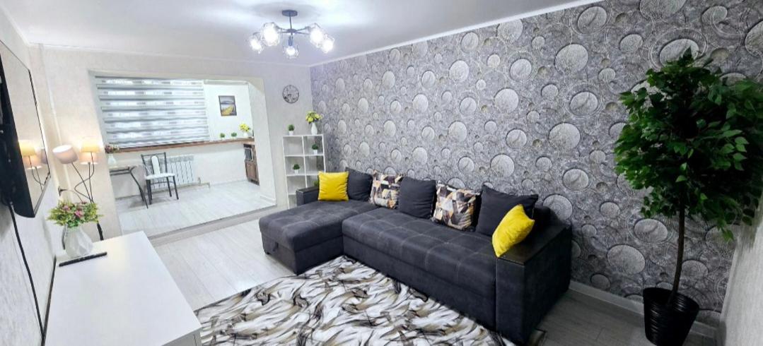 2х-ком Люкс Пр Б Момышулы 4а в центре Шымкента -1й этаж - B&B Şımkent