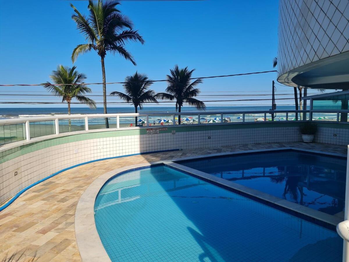 Apto novo pé na areia com piscina - Bed and Breakfast Praia Grande
