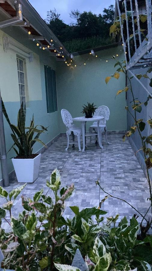 Anitápolis central -apartamento com jardim - B&B Anitápolis
