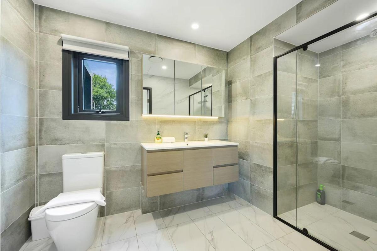 Modern Marrickville Studio 10 Min Walk to Train - Chambres d'hôtes Sydney