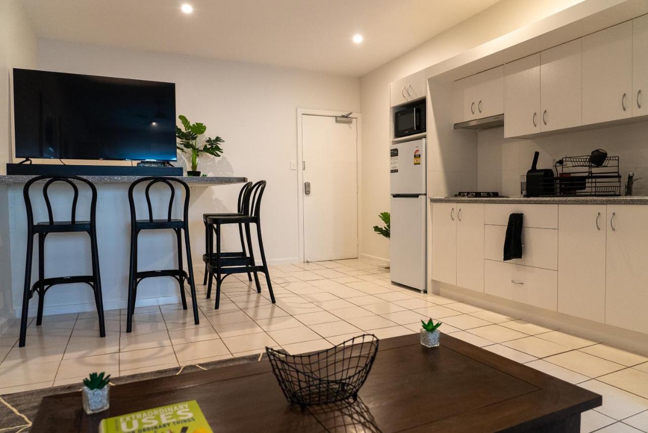 2x Studio Apartments in Islington each with AC, Bathroom, Kitchen, Laundry, Balcony and Wifi - Chambres d’hôtes Hamilton