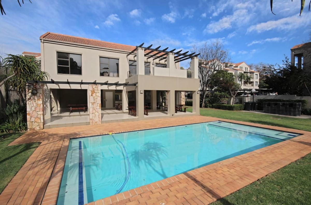Zalari Luxe Loft B, Nature 1-Bed Loft, Paulshof, Sandton - Ferienwohnung Centane