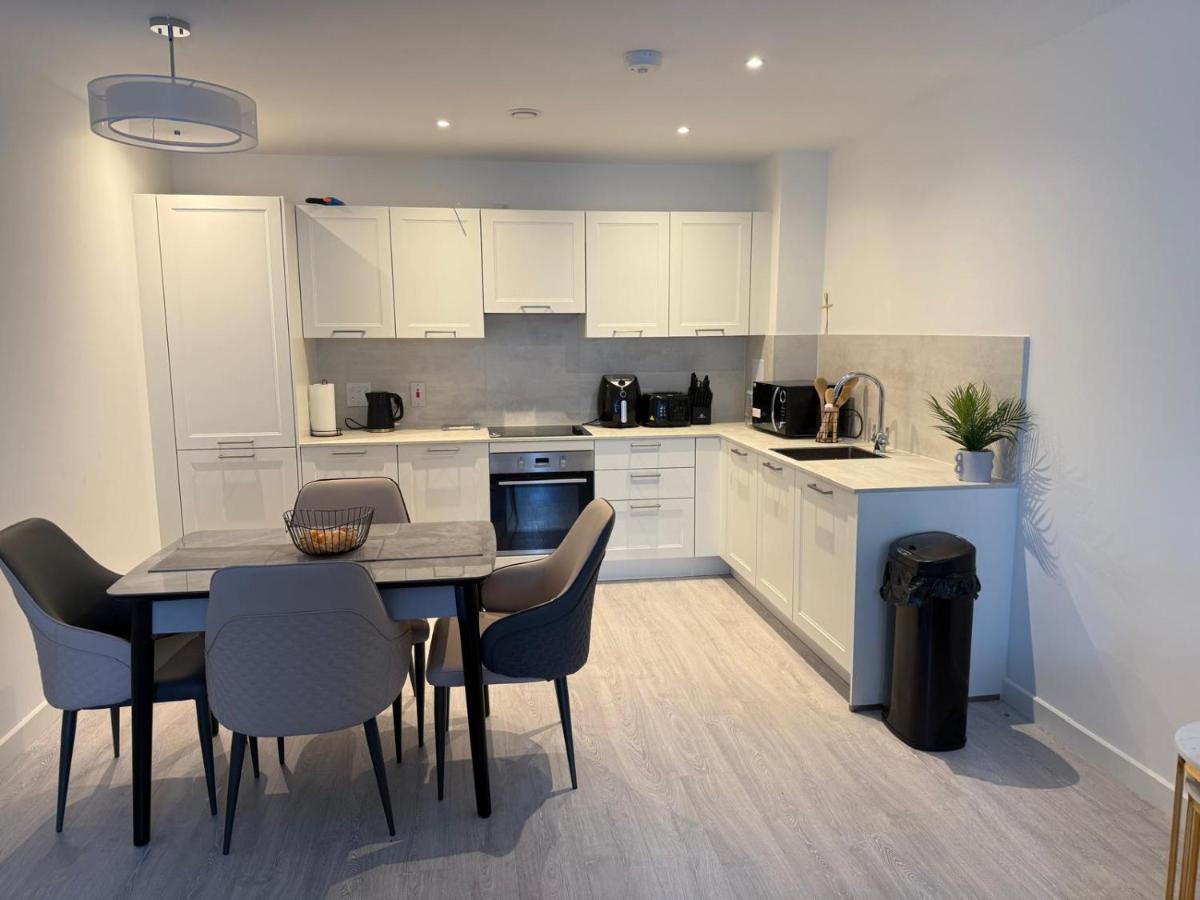 Brand new Three bedroom Luxury apartment in Harrow - Ferienwohnung Hatch End