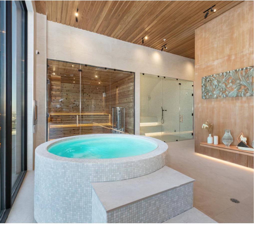 Modern Luxe 2BR Escape, City Views, 1 stop to NYC - B&B Newark