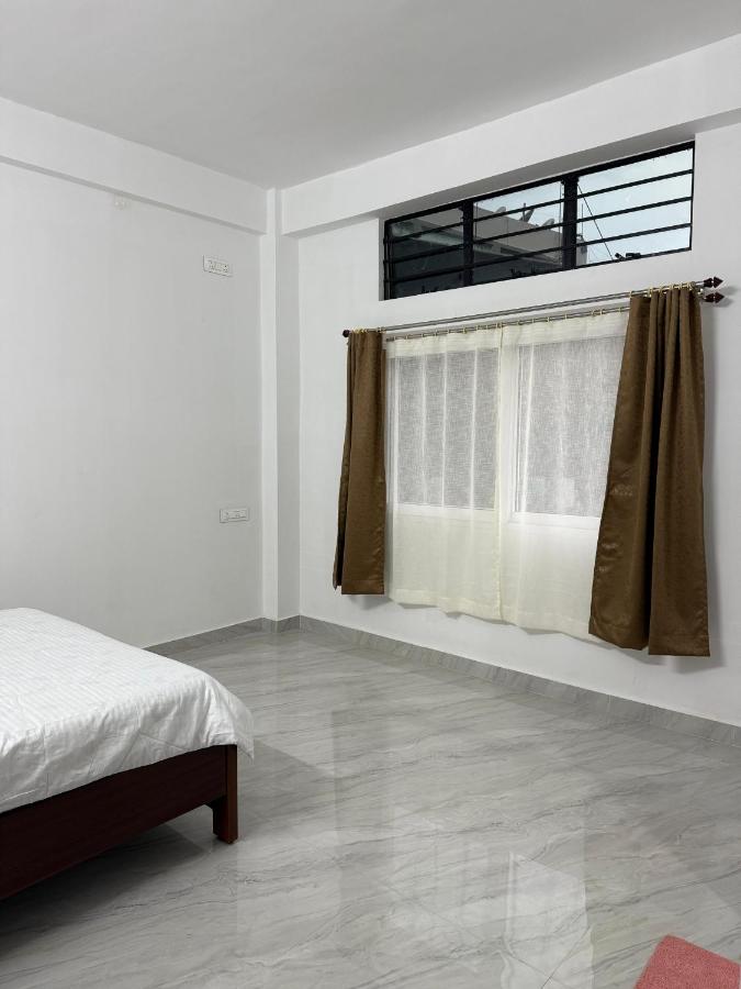 Tinhenric's Modern 3BHK Near Bhutan Gate - B&B Jaigaon
